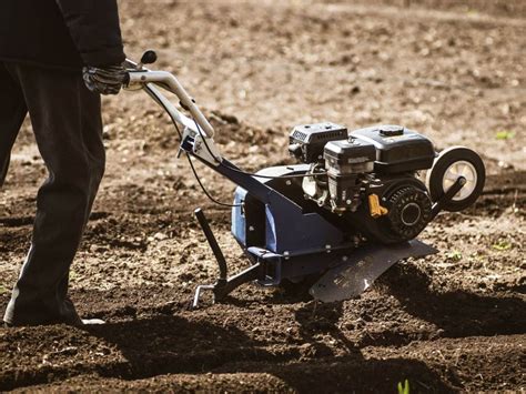 Nuotrauka: įvairūs kultivatorių tipai dirbant sode