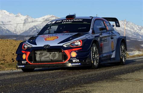 „Hyundai i20 Coupe WRC“ automobilis ralio trasoje