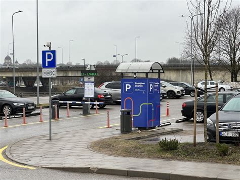 Infografika: automobilių stovėjimo aikštelės užimtumas ir problemos