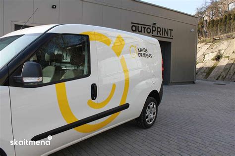 Skirtingų automobilių apgadinimų tipų iliustracija (prakirsta padanga, įskilęs stiklas, medžio šaka ant automobilio stogo, automobilis po krušos)