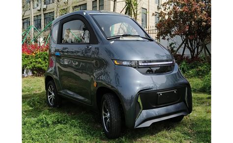 Tematinė nuotrauka: kompaktiškas elektrinis mini automobilis mieste