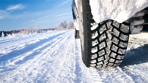 Teminė nuotrauka su automobilio padangų protektoriumi ant sniego