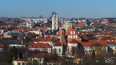 Vilniaus senamiesčio panorama saulei leidžiantis