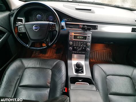 Volvo S80, važiuojantis keliu, atspindintis jo prestižinį ir elegantišką dizainą