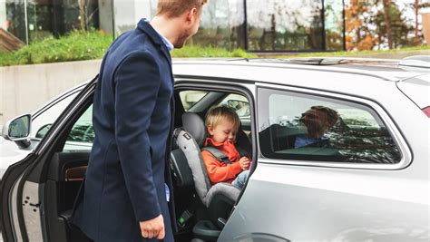Tematinė iliustracija: automobilis su apsaugotu kasko draudimu, stovintis saugioje aplinkoje.