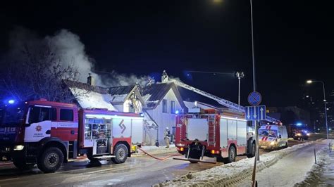 Tematinė nuotrauka: techninės pagalbos sunkvežimis su gendantčiu automobiliu, atvykęs į įvykio vietą.
