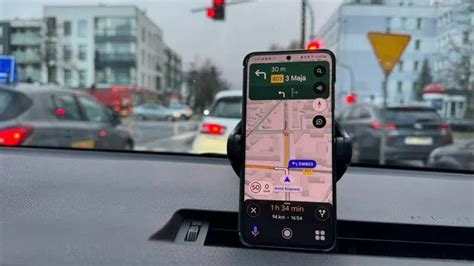 Teminė nuotrauka, vaizduojanti išmanųjį telefoną su Google Maps navigacija ir galimybe keisti balso nustatymus