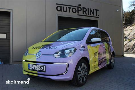 Automobilis, apklijuotas spalvota plėvele su išskirtiniu dizainu