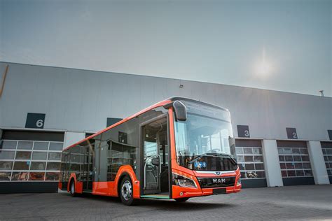 Teminė nuotrauka: modernus žemagrindis autobusas su įvažiavimo rampa neįgaliesiems