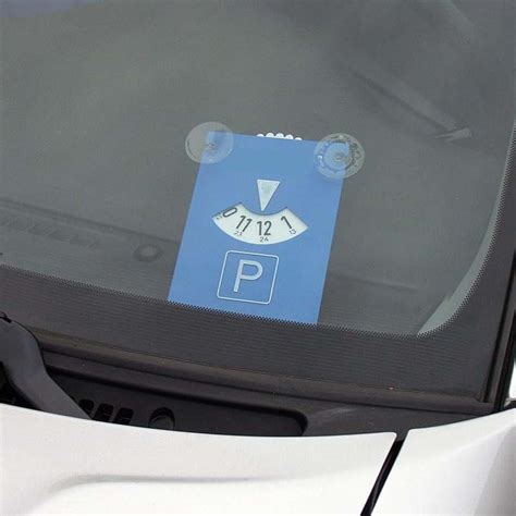 Parkavimo laikroduko pavyzdys ant automobilio panelės
