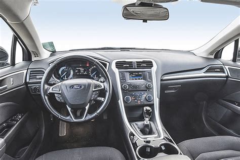 Ford Mondeo ketvirtos kartos eksterjero ir interjero dizaino elementų koliažas