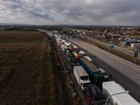 Teminis nuotrauka: vilkikas prie sienos kontrolės punkto