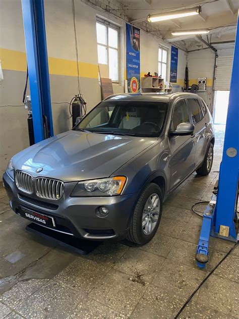 Meistro rankos gaminančios BMW raktą su specializuota įranga