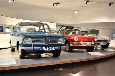 Vidinis BMW muziejaus interjeras su eksponuojamais automobiliais
