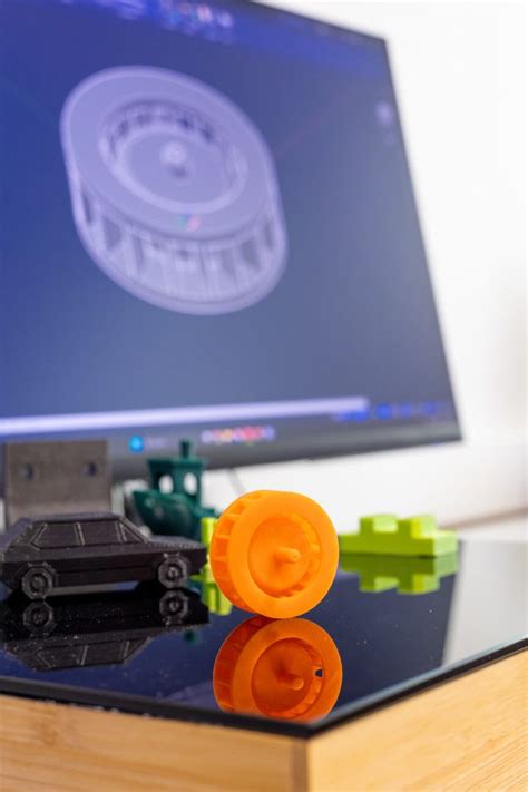 nuotrauka, vaizduojanti įvairius 3D spausdintus automobilių modelius ir detales