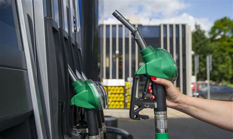 Teminė nuotrauka: Degalų kainų stulpeliai prie degalinės