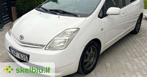 Toyota Prius automobilio profilis kelyje