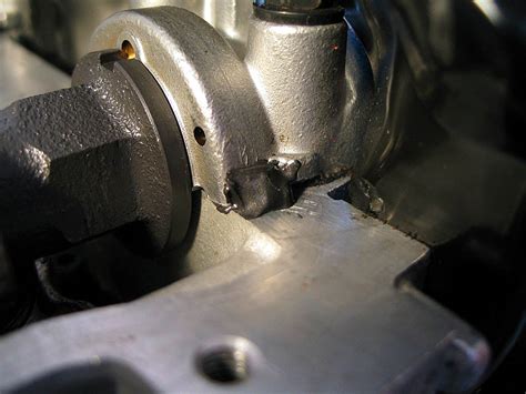 detalus pavyzdys, kaip ir kur tepti hermetiką ant vožtuvų dangtelio tarpinės