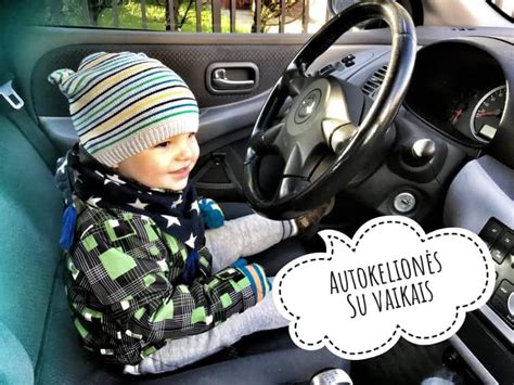 paveikslėlis: šeima keliauja automobiliu su vaikiška kėdute