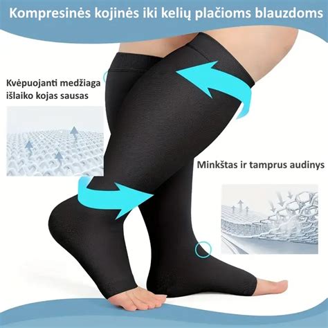 Žmogus maunasi kompresines kojines su specialiomis pirštinėmis