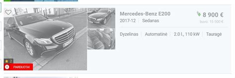 Tematinė nuotrauka: žmogus naršo automobilių skelbimus kompiuteryje