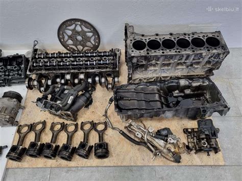 Mechanikas keičiantis BMW 530d variklio pagalvę
