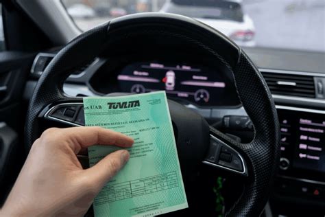 Infografika: Dokumentai, kuriuos reikia turėti vairuojant Lietuvoje ir užsienyje