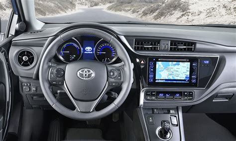 Toyota Auris II (2015 m. atnaujintos versijos) interjero su 7 colių ekranu nuotrauka