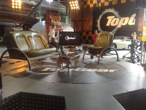Top Gear studija su vedėjais ir automobiliu
