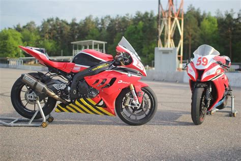 Infografika apie saugų vairavimą motociklu: įranga, technika, KET