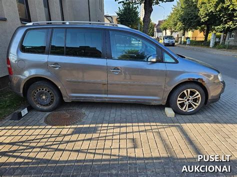 Automobilis VW Touran, gulintis ant šono griovyje Salininkų žiedo prieigose