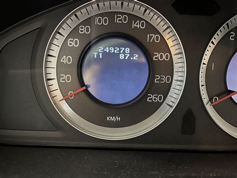 Volvo V70 interjeras su prietaisų skydeliu ir centriniu valdymo pultu