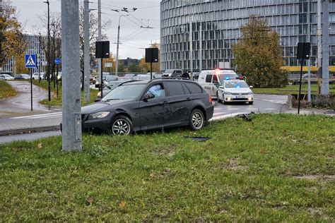Vairuotojas fotografuoja apgadintą automobilį po avarijos