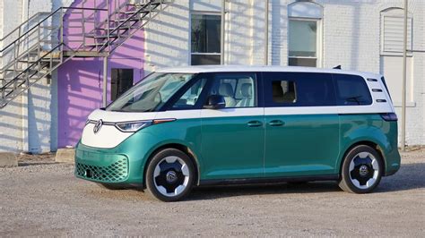 Volkswagen ID serijos automobilis su ekrane rodomais atnaujinimo pasirinkimais