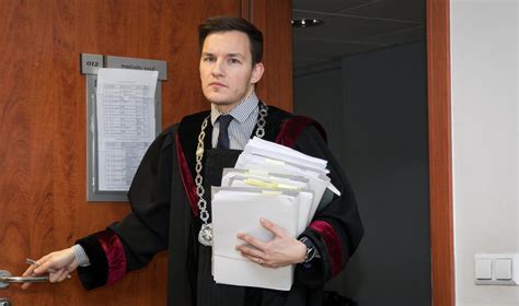 Teisėjas, nagrinėjantis dokumentus, teismo salėje