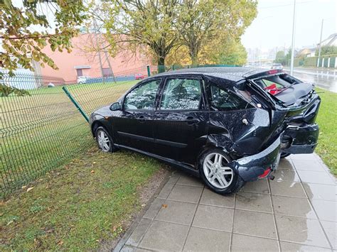 Automobilis po avarijos / Nevažiuojantis automobilis
