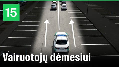 Nuotrauka, vaizduojanti automobilį vandenyje (upelyje ar griovyje) ir gelbėjimo tarnybų darbą