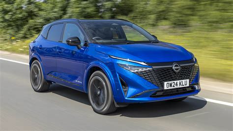 Nissan Qashqai važiuoja keliu