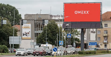 Reklamos ekranas didelio intensyvumo sankryžoje