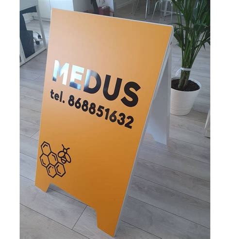 Reklaminis stendas oro uosto terminale