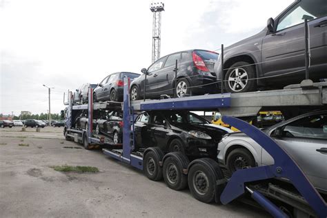Teminė nuotrauka su naudotais automobiliais aikštelėje