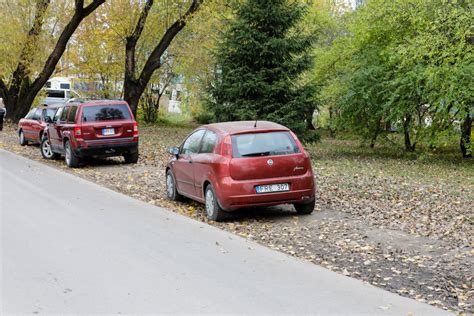 ilustracija, vaizduojanti skirtingus eismo dalyvius (automobiliai, motociklai, pėstieji)