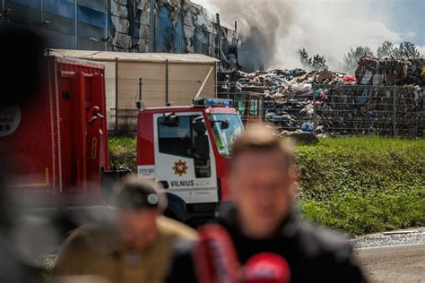 Fotografija, iliustruojanti gaisro padarinius atliekų konteineryje