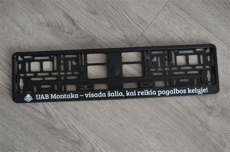 Teminė nuotrauka: automobilio numerių rėmelis su individualiu užrašu