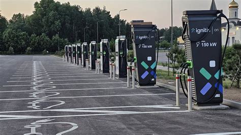 Infografika: Elektromobilių vairuotojų įpročiai įkrovimo metu (Vokietija)