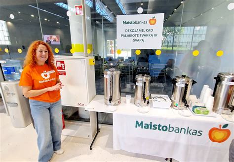 Savanoriai rūšiuoja ir pakuoja maisto produktus sandėlyje