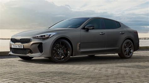 Kia Stinger važiuojantis kelyje