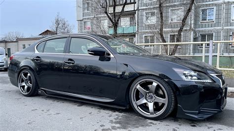 Lexus GS L10 automobilio eksterjero nuotrauka, pabrėžiant agresyvų ir elegantišką dizainą.