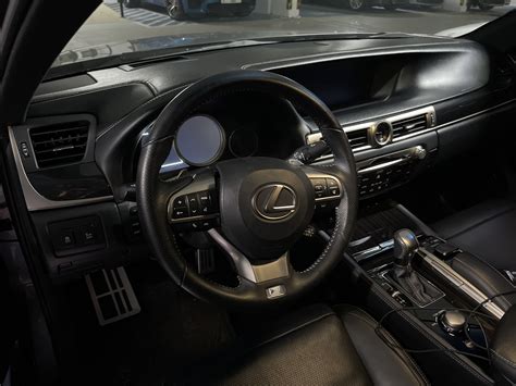 Lexus GS L10 interjero nuotrauka, pabrėžiant prabangias medžiagas, ergonomiką ir centrinį ekraną.