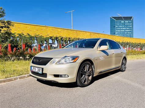 Lexus GS L10 automobilio nuotrauka kelyje, demonstruojanti dinamišką važiavimą.
